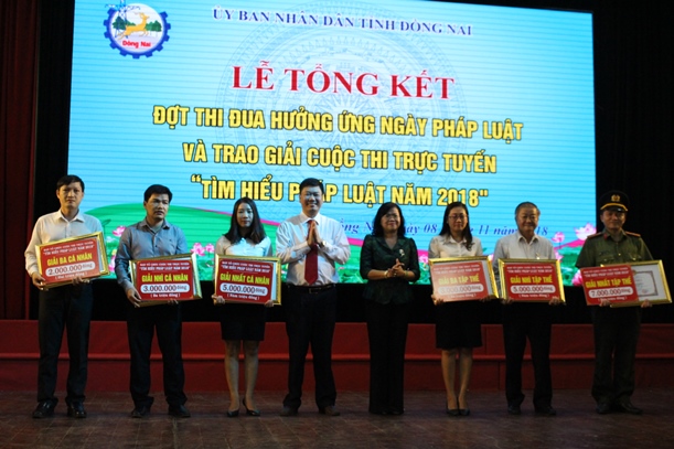 Image result for trao giải thi trực tuyến pháp luật đồng nai