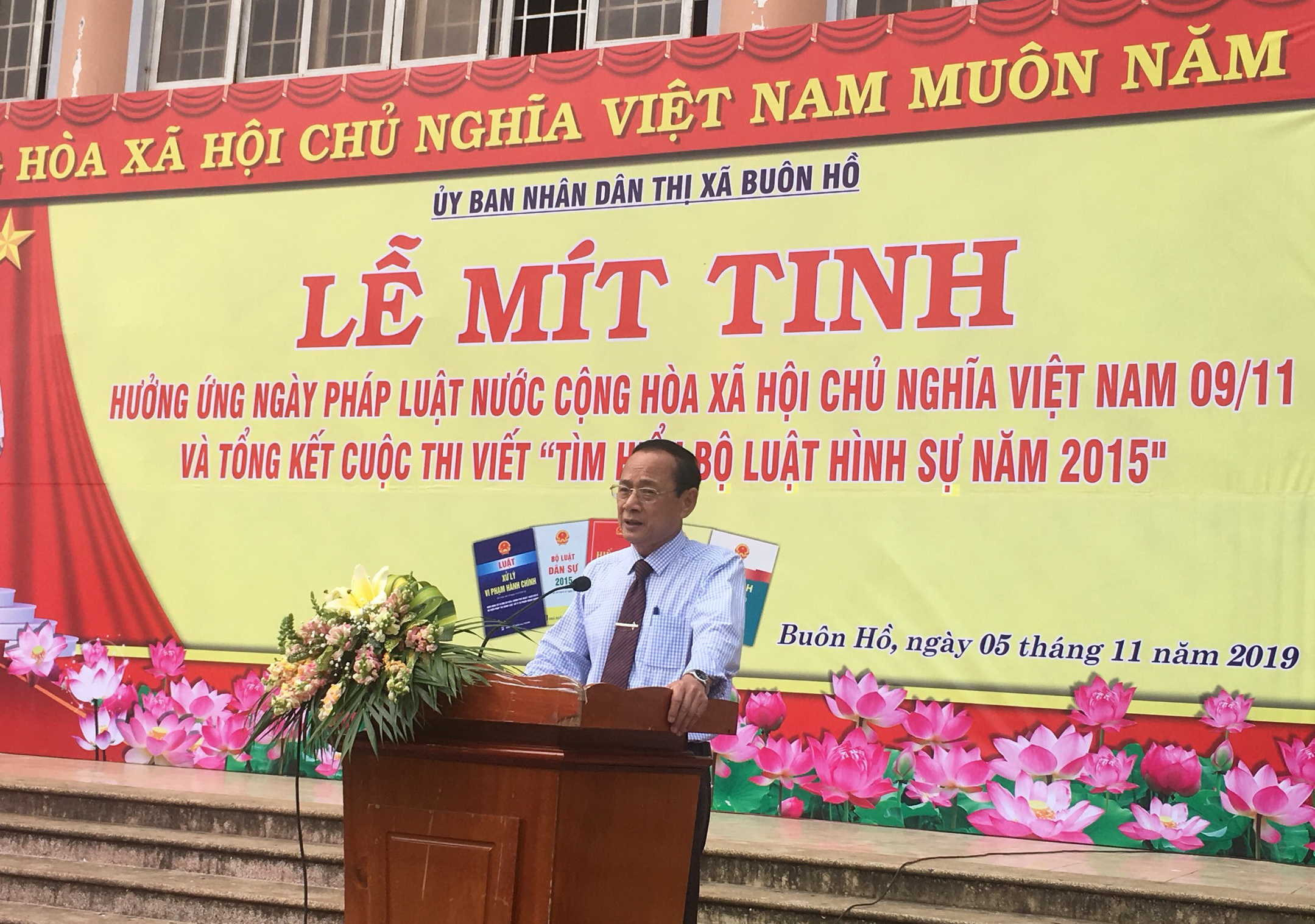 Mít tinh hưởng ứng Ngày Pháp luật nước Cộng hòa xã hội chủ nghĩa Việt Nam và tổng kết Cuộc thi “Tìm hiểu Bộ luật Hình sự năm 2015” tại thị xã Buôn Hồ