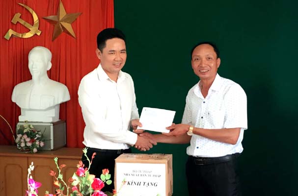 Nhà xuất bản Tư pháp tặng sách pháp luật tại Thái Bình