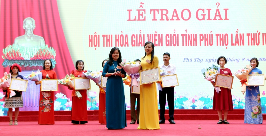 Giám đốc Sở Tư pháp Trần Thị Nhung trao giải Nhất cho đội thi huyện Cẩm Khê