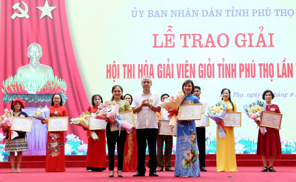 Phó Giám đốc Sở Tư pháp Vũ Thành Lâm trao giải Nhì cho đội thi huyện Hạ Hòa và Phù Ninh