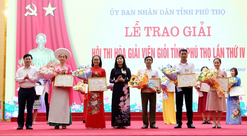 Phó Trưởng Ban Tuyên giáo Tỉnh ủy Phạm Lam Hồng và Phó Chủ tịch Hội LHPN tỉnh Đinh Thị Thu Hương trao giải Ba cho các đội thi