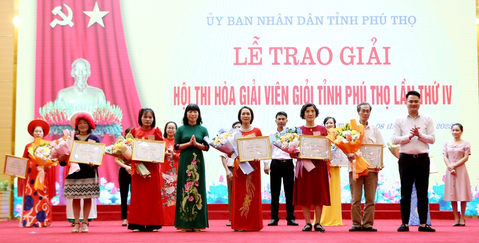 Phó Giám đốc Sở Thông tin và Truyền thông Nguyễn Thị Hồng Thúy và Phó Bí thư Tỉnh đoàn Nguyễn Văn Kỳ trao giải Khuyến khích cho các đội thi