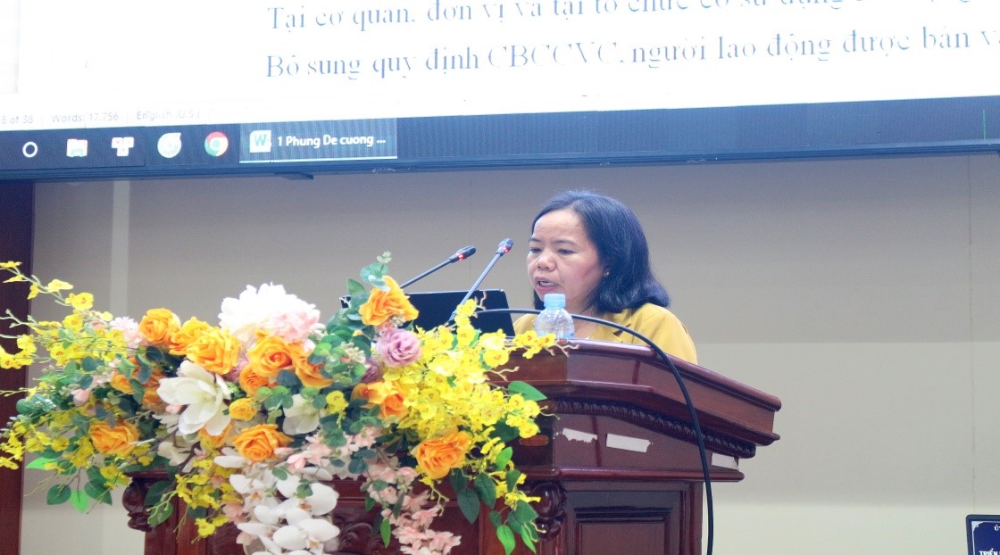 Bà Đặng Thị Phụng – Phó Giám đốc Sở Tư pháp triển khai một số nội dung cơ bản của Luật Thực hiện dân chủ ở cơ sở.