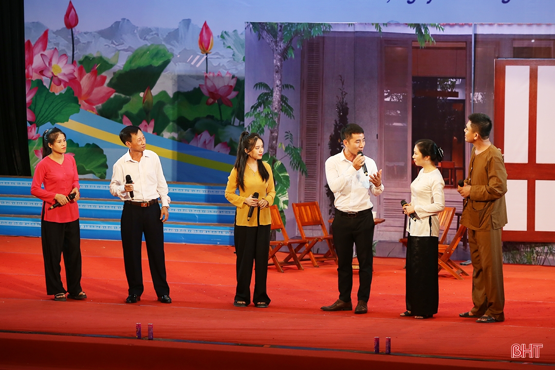 Đội thi huyện Can Lộc tham gia phần thi tiểu phẩm “Chuyện nhà ông Sang”.