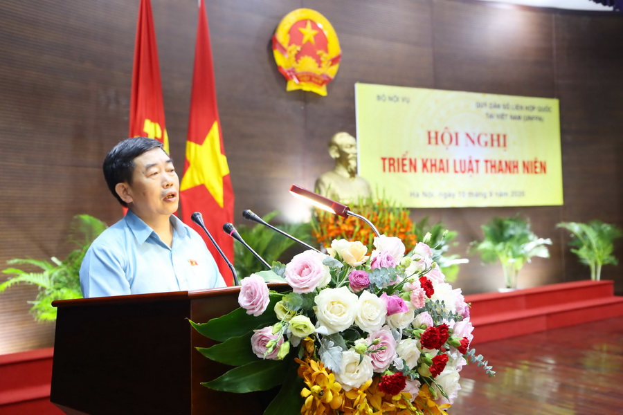 Ông Nguyễn Văn Tuyết, Phó Chủ nhiệm Ủy ban Văn hóa, Giáo dục, Thanh niên, Thiếu niên và Nhi đồng của Quốc hội phát biểu tại Hội nghị