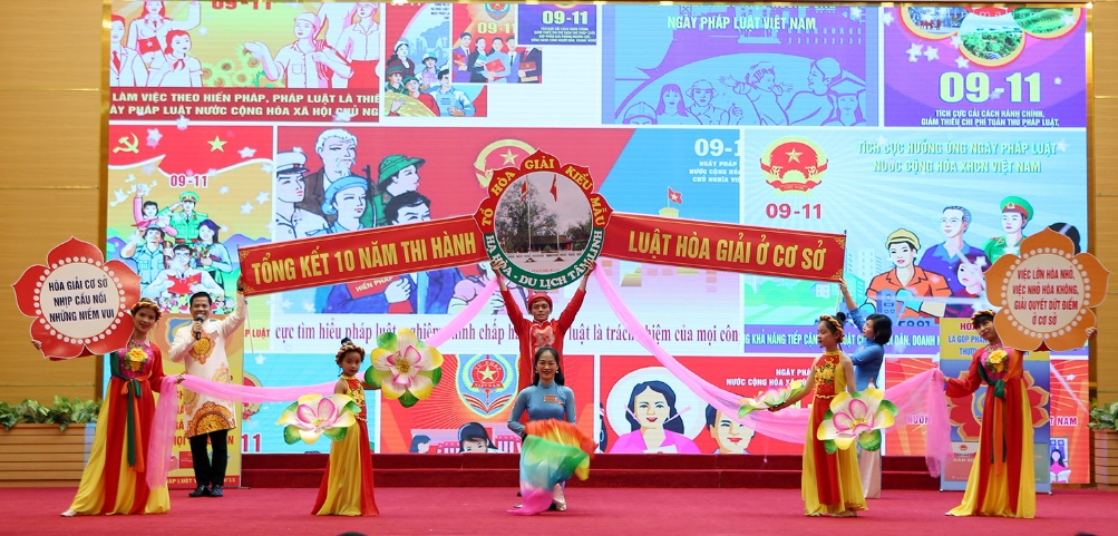 Đội thi huyện Hạ Hòa thực hiện phần thi Giới thiệu