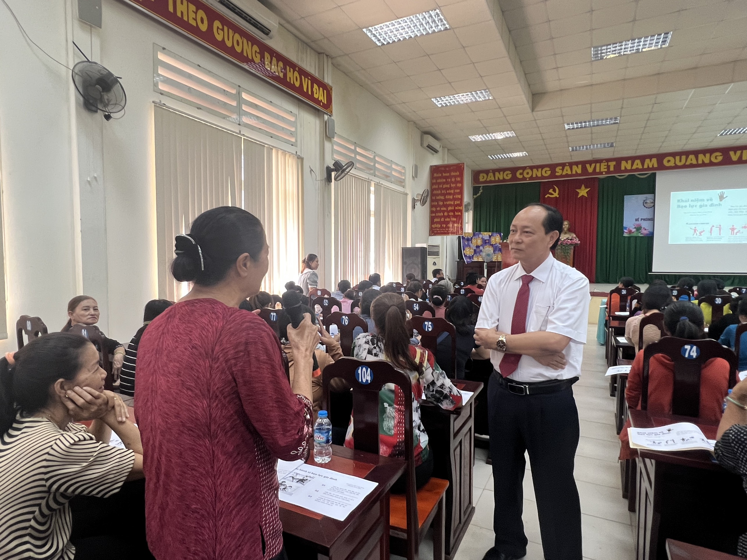 Hội viên Hội phụ nữ huyện Thống Nhất trao đổi với báo cáo viên tại Hội nghị